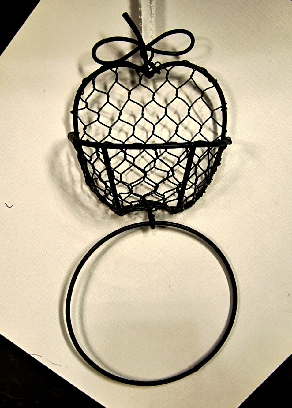 2229. Metal Apple Basket Towel Rack Wall Decor Country Chicken Wire Farmhouse